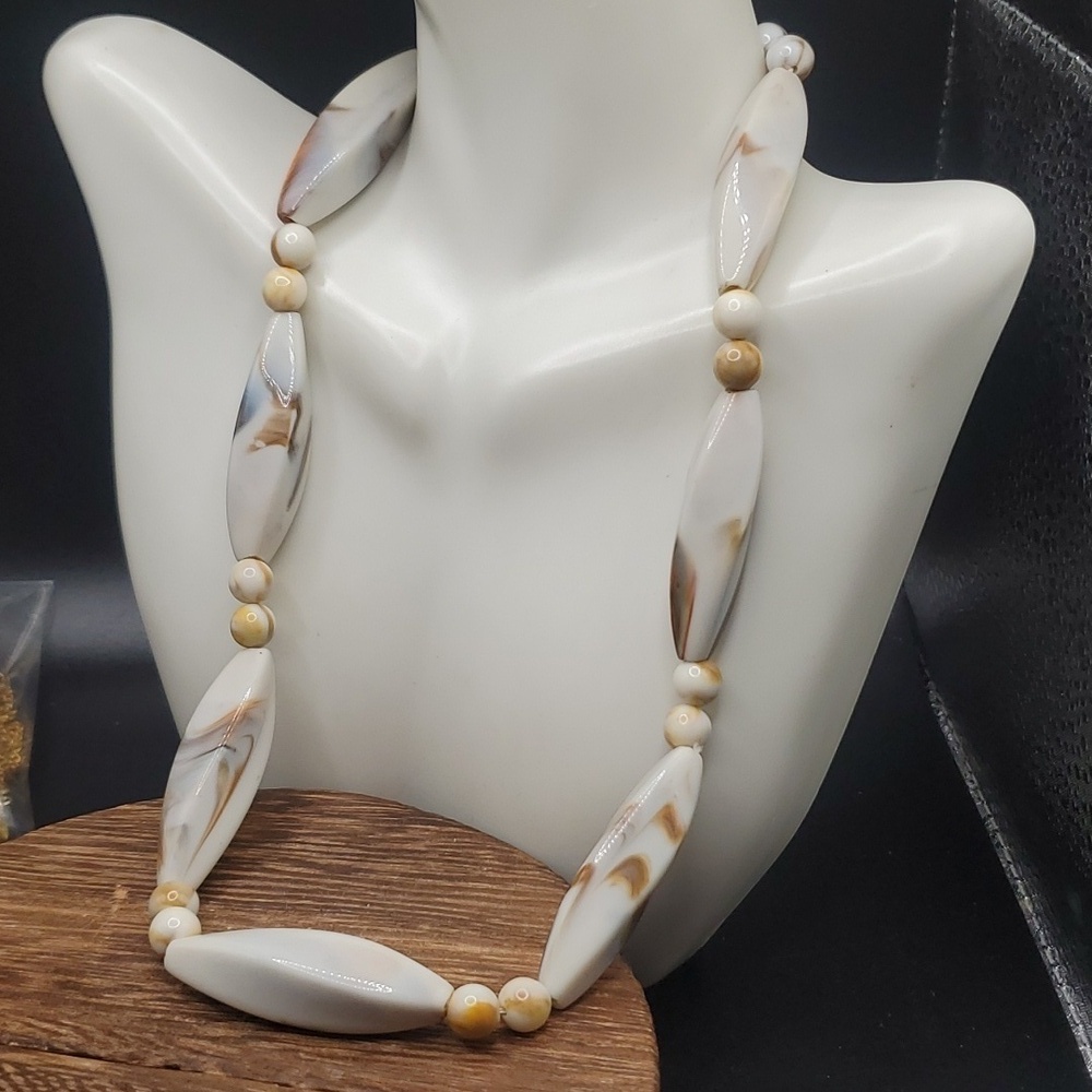 N3204 marshmallow‎ melt grandma's estate vintage flute necklace